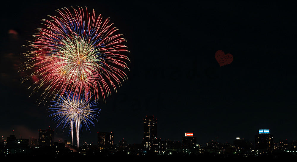 フリー素材 無料 写真|花火と日本の都会シルエット 右側に余白がある情緒的な夜景バナー背景