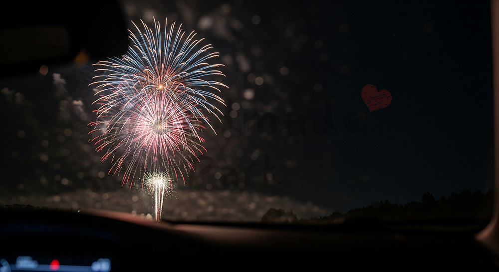 フリー素材 無料 写真|車内越しに見る花火 玉ボケと余白が美しいドラマチックな夜空背景