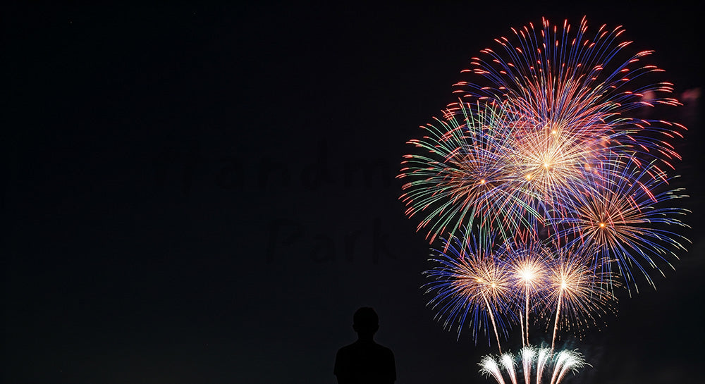 フリー素材 無料 写真|余白が広いドラマチックな夜空背景、花火を見上げる日本人の一人シルエットが活きる