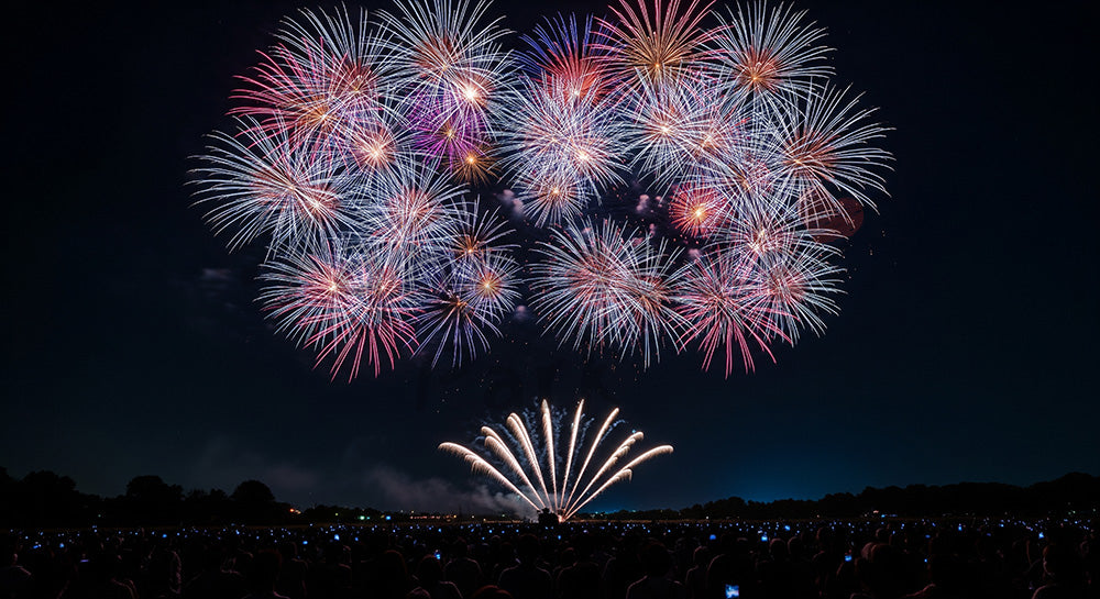 フリー素材 無料 写真|花火が上部に広がる夜空背景 日本の夏祭りを想起する観客ライン付き告知向け素材 文字入れ向き