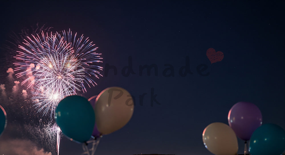 フリー素材 無料 写真|花火と無地風船の玉ボケ 夜空に余白がある華やかなイベント背景