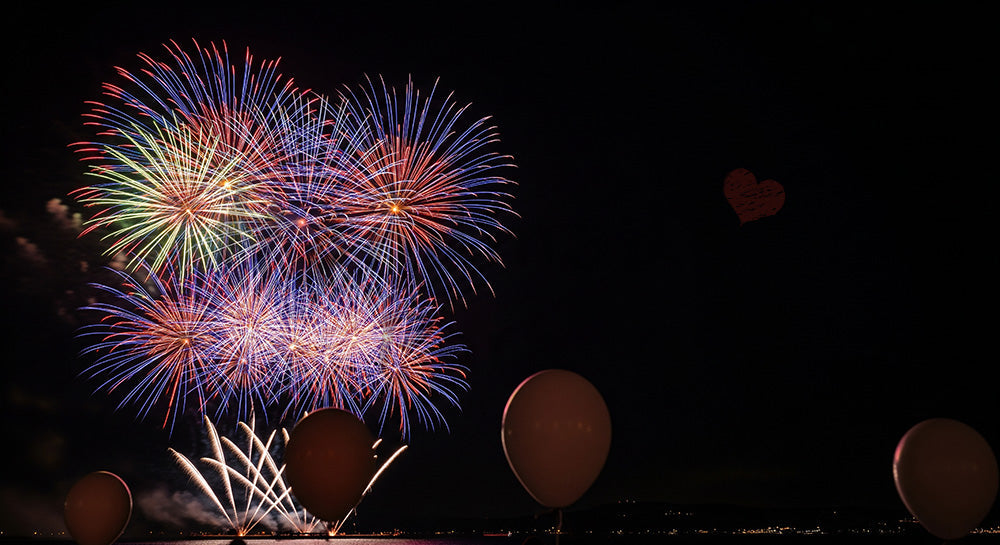 フリー素材 無料 写真|夜空に余白がある華やかなイベント背景、花火と無地風船の玉ボケが活きる