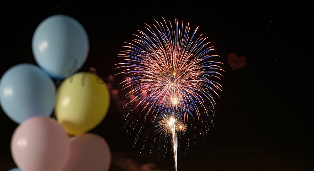 フリー素材 無料 写真|花火と無地風船の玉ボケ 夜空に余白がある華やかなイベント背景 デザイン向き