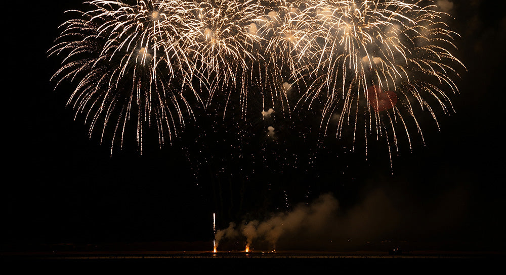 フリー素材 無料 写真|金色の降り注ぐ花火 夜空に大きな余白があるドラマチックな背景素材
