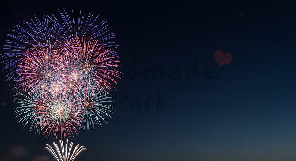 フリー素材 無料 写真|花火を左に寄せた夜空背景 右側に広い余白で文字入れしやすい素材