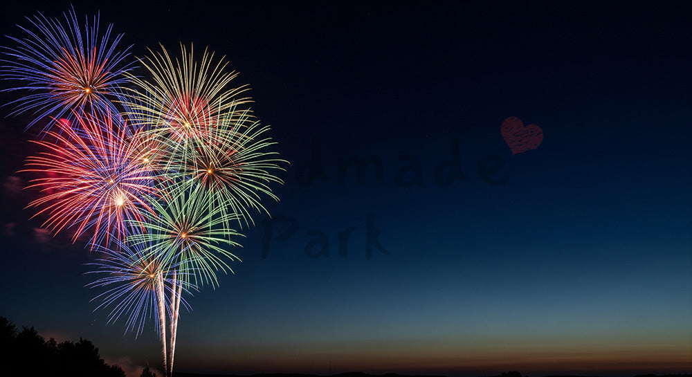 フリー素材 無料 写真|花火を左に寄せた夜空背景 右側に余白広めで文字入れしやすい素材