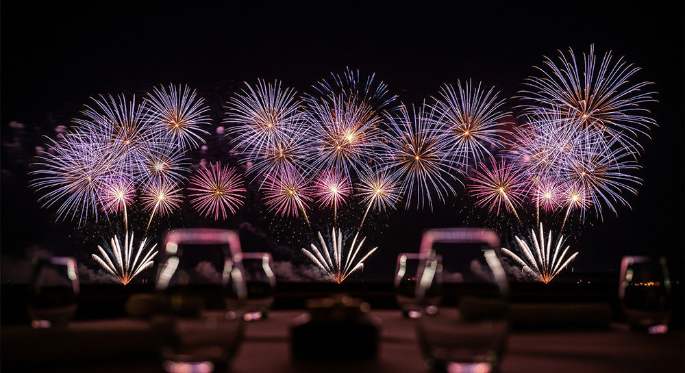 フリー素材 無料 写真|花火とグラスの玉ボケ 大人っぽい余白があるドラマチックな夜の背景