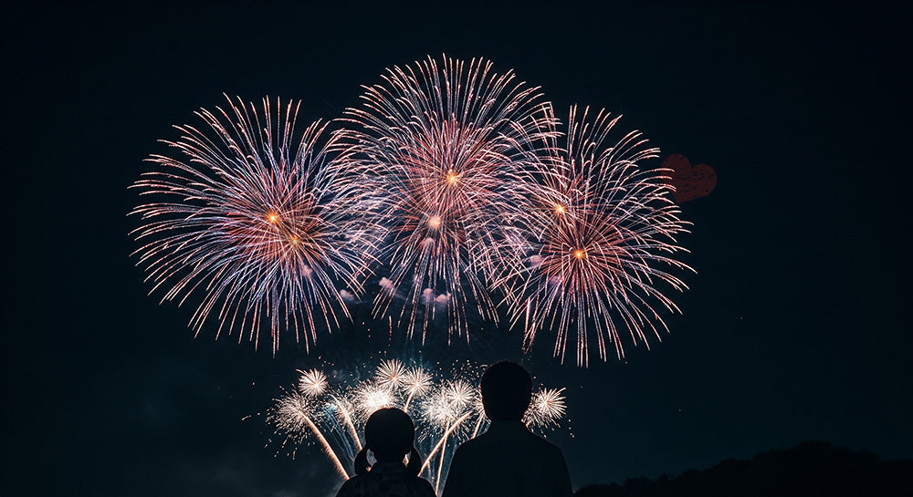 フリー素材 無料 写真|花火と日本人親子シルエット きらめく夜空に余白があるファミリー向け背景素材