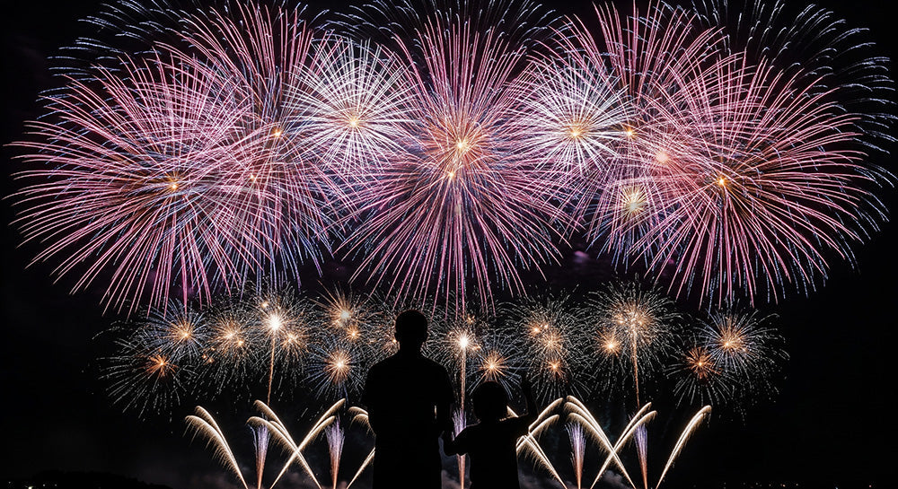 フリー素材 無料 写真|きらめく夜空に余白があるファミリー向け背景素材、花火と日本人親子シルエットが活きる