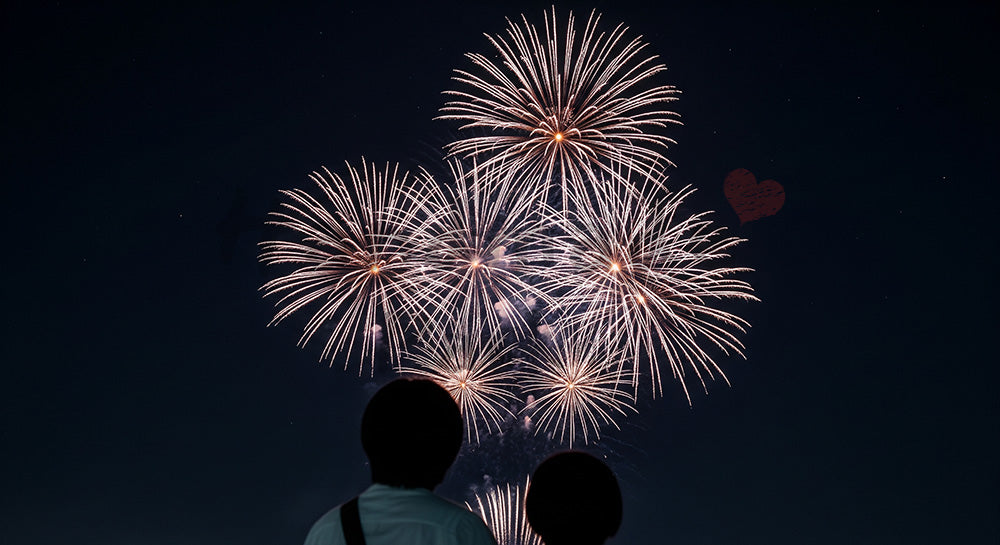 フリー素材 無料 写真|花火と日本人親子シルエット きらめく夜空に余白があるファミリー向け背景素材 デザイン向き