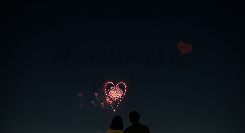フリー素材 無料 写真|花火のハート風ワンポイント 日本人カップルのシルエット付き 余白が広いロマンチック広告背景