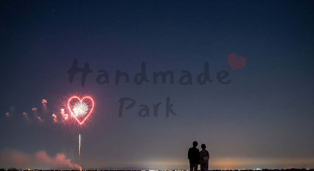 フリー素材 無料 写真|花火のハート風ワンポイント 日本人カップルのシルエット付き 余白が広いロマンチック広告向け背景