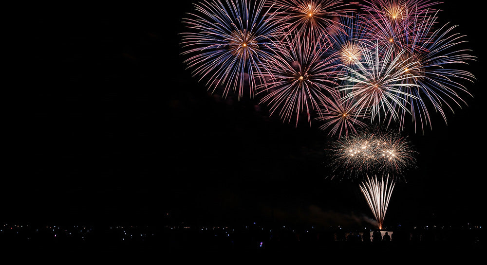フリー素材 無料 写真|長時間露光の花火光跡 夜空に余白が広い上品なデザイン背景素材