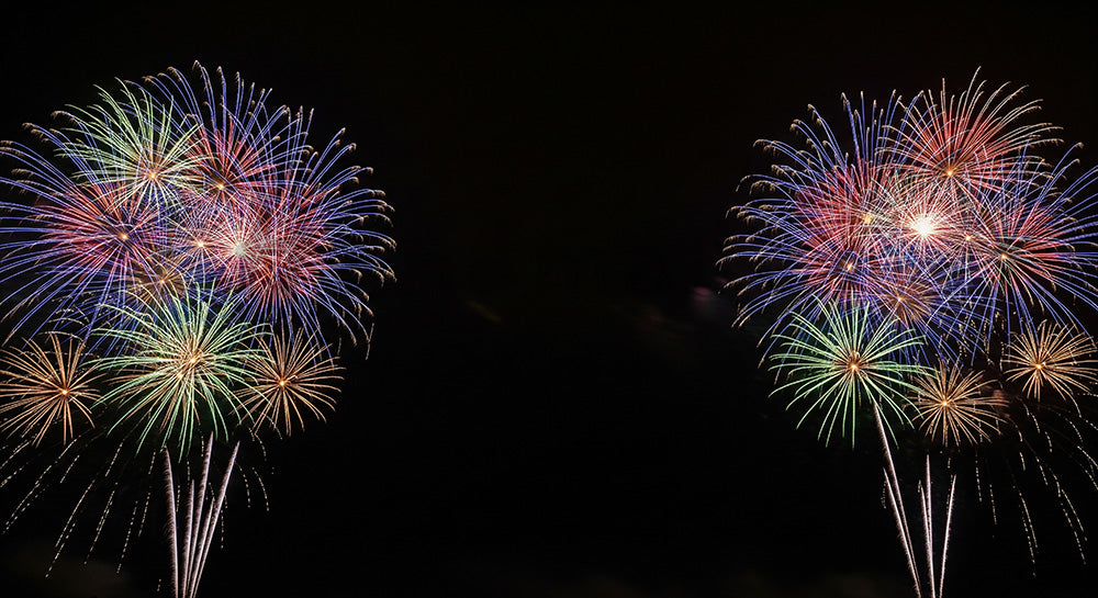 フリー素材 無料 写真|花火と夜空のミニマル背景 左下に余白がある告知向けデザイン素材 文字入れ向き