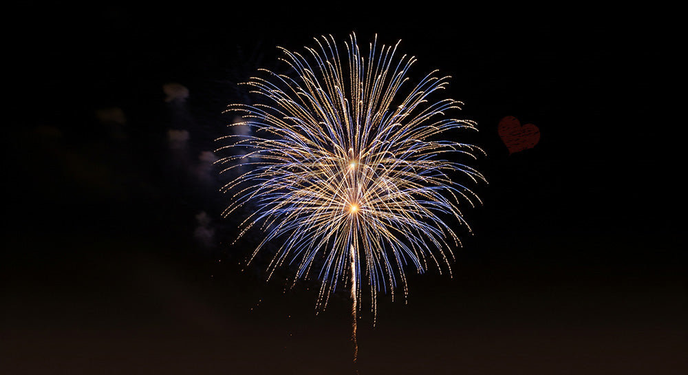 フリー素材 無料 写真|花火の重なりが美しい夜空背景 余白があり広告コピーを置きやすい素材 文字入れ向き