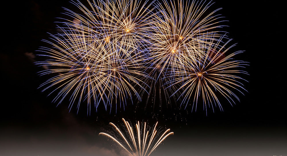 フリー素材 無料 写真|余白があり広告コピーを置きやすい素材、花火の重なりが美しい夜空背景が活きる