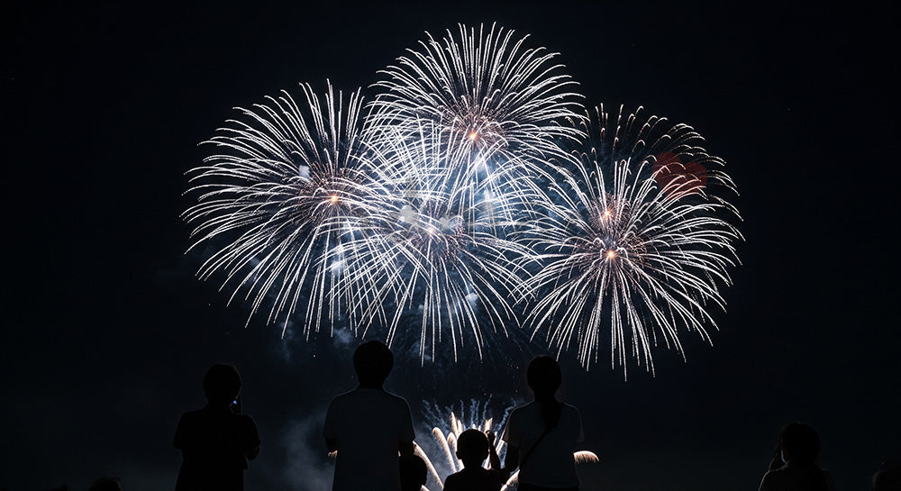 フリー素材 無料 写真|夜空の余白が広い上品な夏の背景素材、白金の花火と日本人家族シルエットが活きる