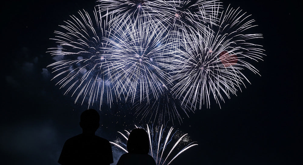 フリー素材 無料 写真|白金の花火と日本人家族シルエット 夜空の余白が広い上品な夏の背景素材 文字入れ向き