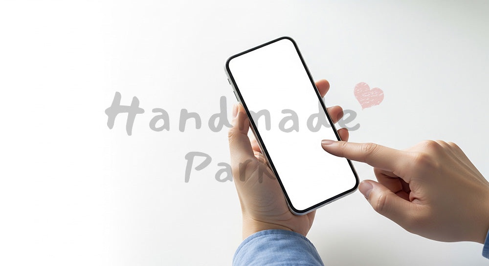 フリー素材 無料 写真|日本人の手元 スマホ操作 タップ動作 余白あり|SNS投稿・バナー向けイメージ写真