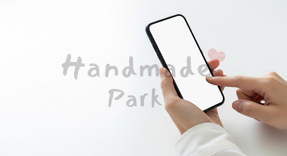 フリー素材 無料 写真|日本人の手元 スマホ操作 タップ動作 余白あり|ブログやコラムの差し込みに使いやすい