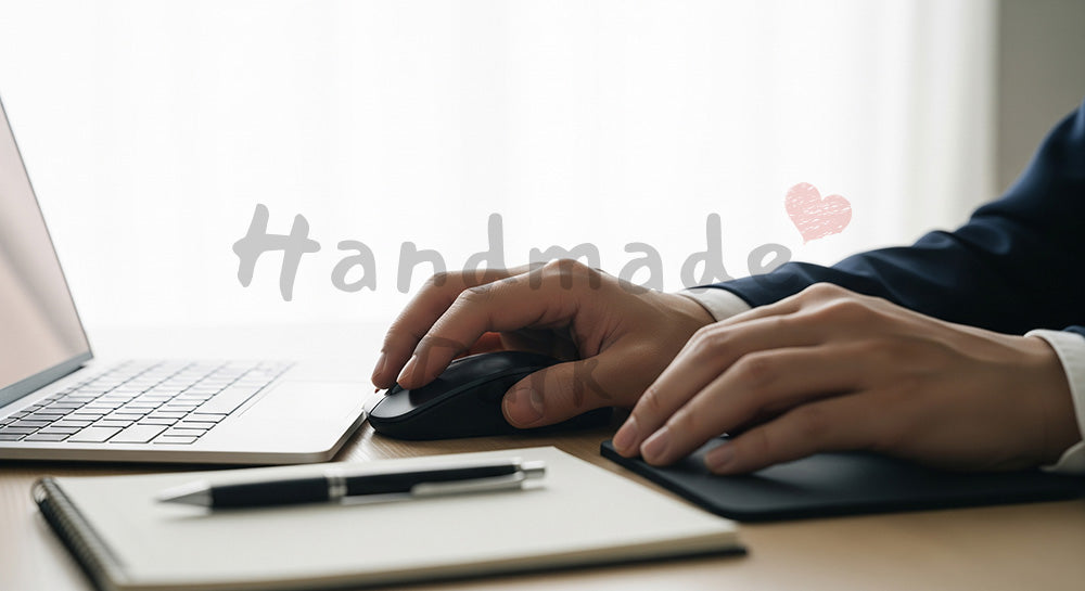 フリー素材 無料 写真|日本人の手元 マウス操作とデスクワーク 余白|SNS投稿・バナー向けイメージ写真