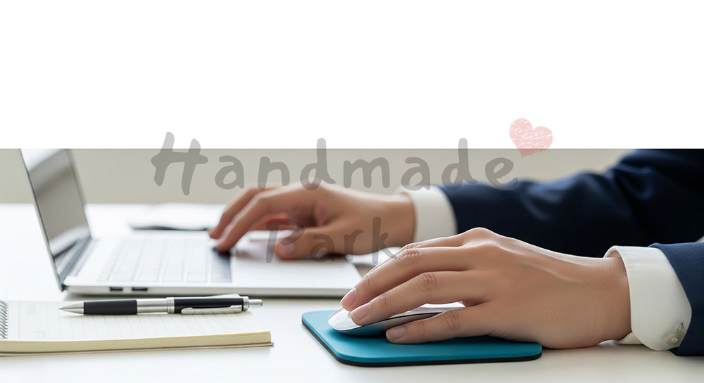 フリー素材 無料 写真|日本人の手元 マウス操作とデスクワーク 余白|ブログやコラムの差し込みに使いやすい