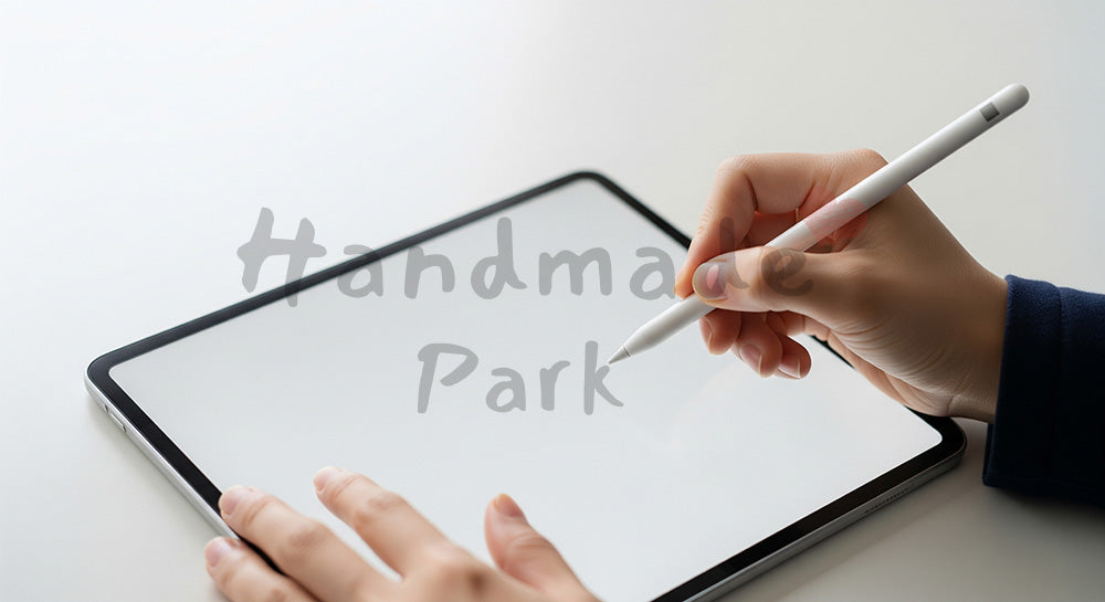 フリー素材 無料 写真|日本人の手元 タブレットに書き込み スタイラス|商品ページの挿し絵に便利な余白背景