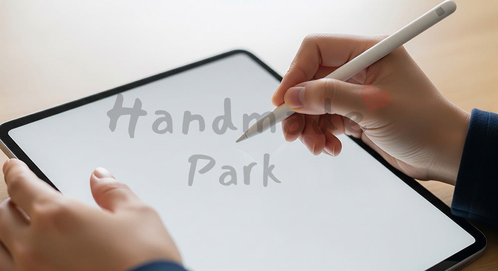 フリー素材 無料 写真|日本人の手元 タブレットに書き込み スタイラス|SNS投稿・バナー向けイメージ写真