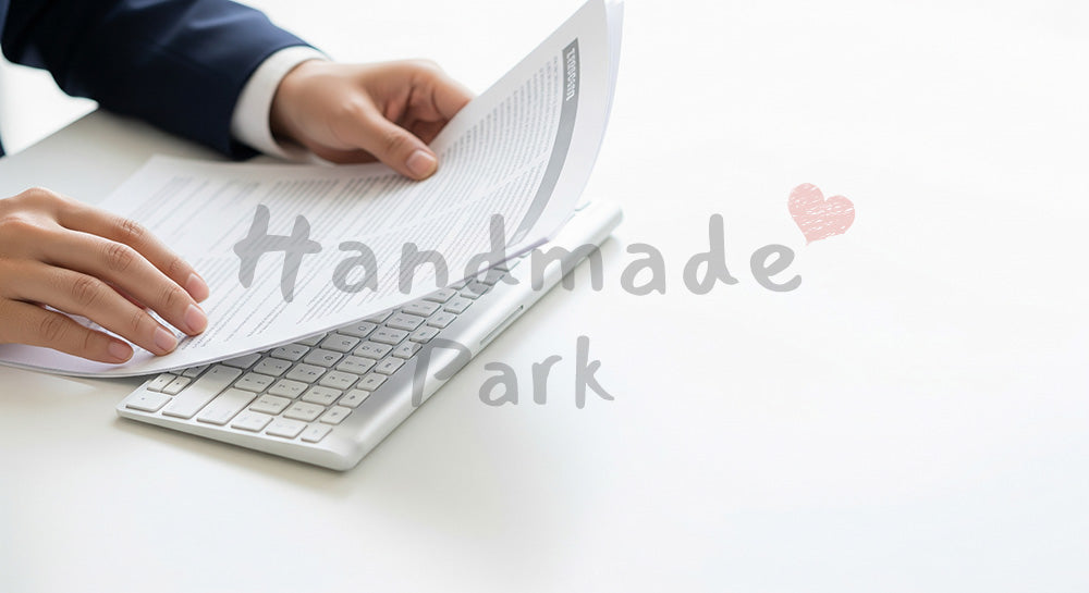 フリー素材 無料 写真|日本人の手元 資料確認とPC作業 余白|商品ページの挿し絵に便利な余白背景