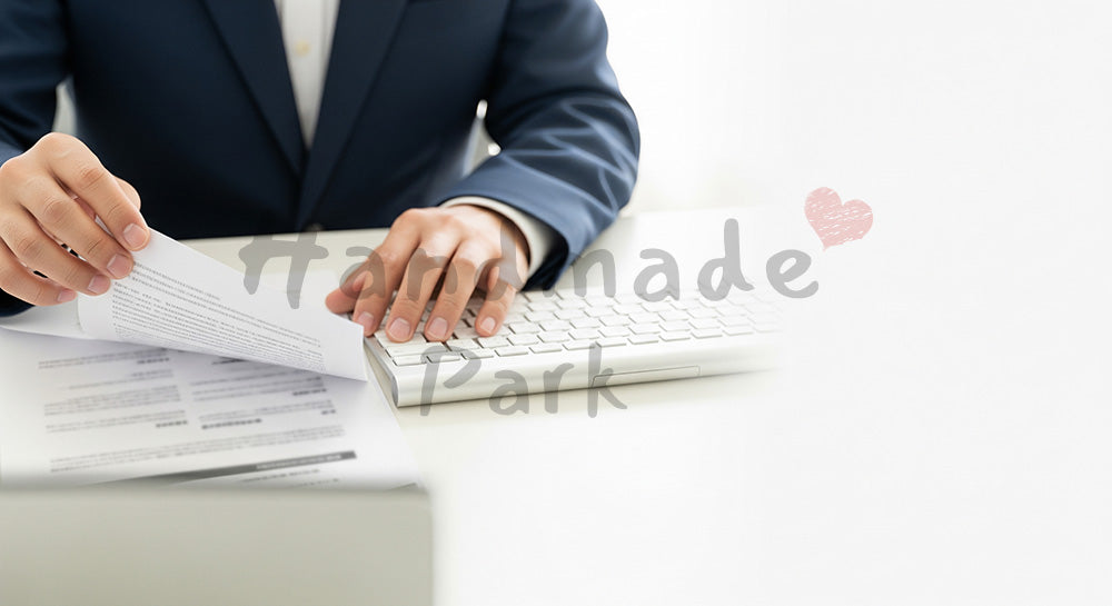 フリー素材 無料 写真|日本人の手元 資料確認とPC作業 余白|ブログやコラムの差し込みに使いやすい