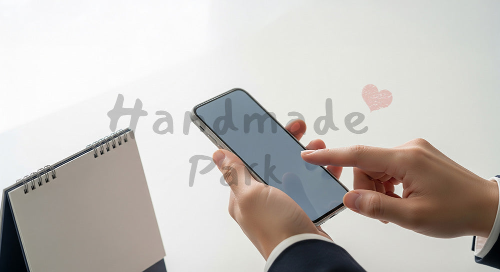 フリー素材 無料 写真|日本人の手元 スケジュール確認 スマホ操作|商品ページの挿し絵に便利な余白背景