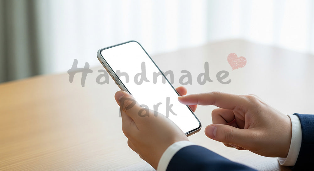 フリー素材 無料 写真|日本人の手元 片手スマホ入力 余白|商品ページの挿し絵に便利な余白背景