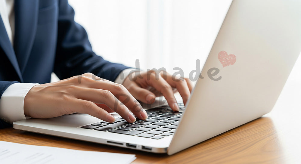 フリー素材 無料 写真|20代日本人女性の手元 ノートPCタイピング 窓辺の光|SNS投稿・バナー向けイメージ写真