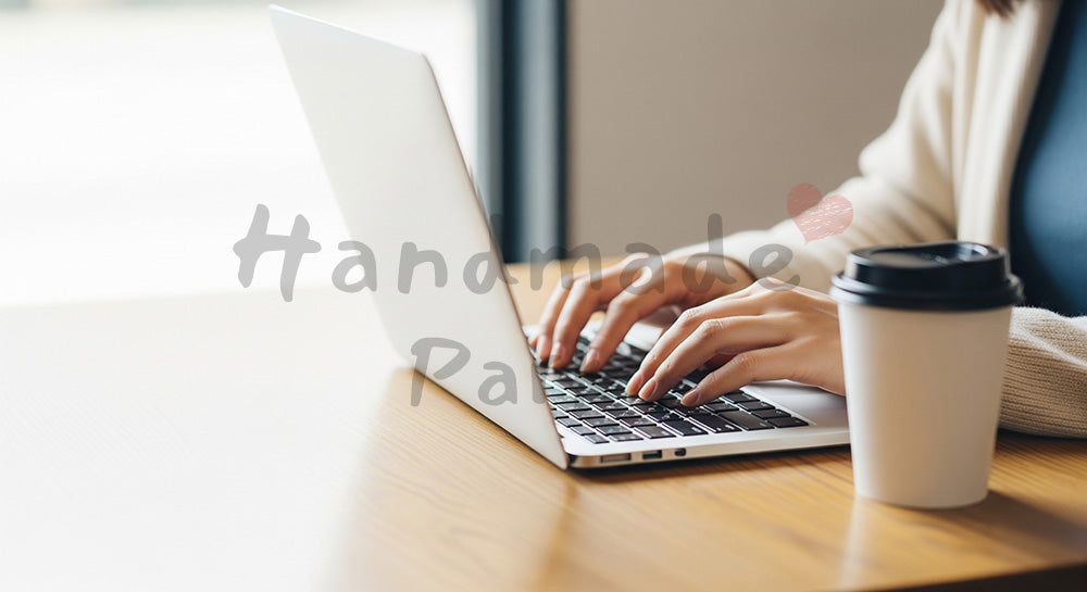 フリー素材 無料 写真|20代日本人女性の手元 カフェでPC作業 余白|作品紹介・告知に使える写真素材