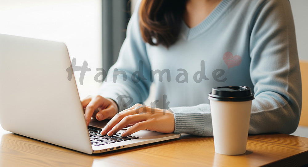 フリー素材 無料 写真|20代日本人女性の手元 カフェでPC作業 余白|ショップ運営の雰囲気づくりに