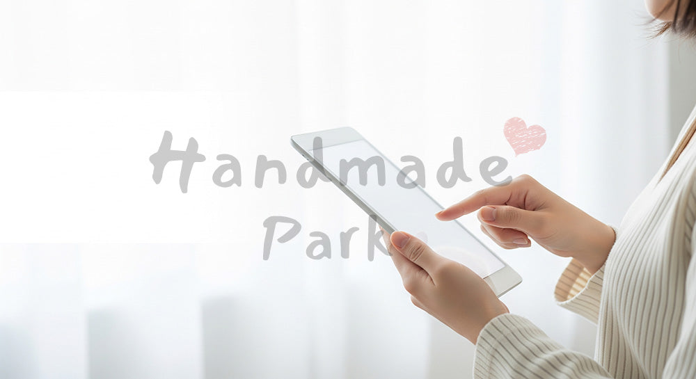 フリー素材 無料 写真|20代日本人女性の手元 タブレットスクロール 余白|商品ページの挿し絵に便利な余白背景