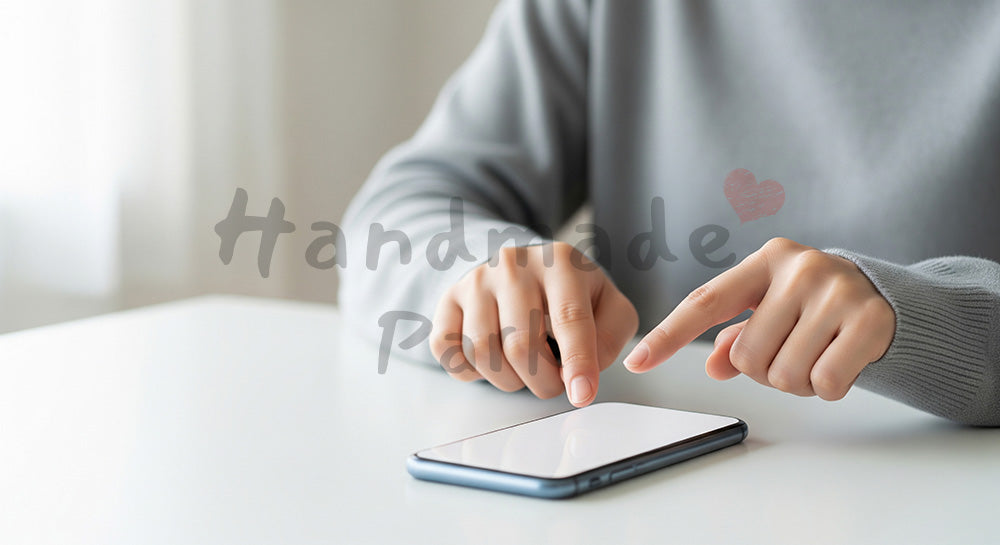 フリー素材 無料 写真|20代日本人女性の手元 スマホ長押し操作 無地画面|ブログやコラムの差し込みに使いやすい