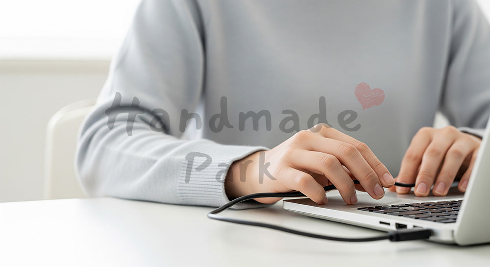 フリー素材 無料 写真|20代日本人女性の手元 PCセットアップ 接続作業|SNS投稿・バナー向けイメージ写真