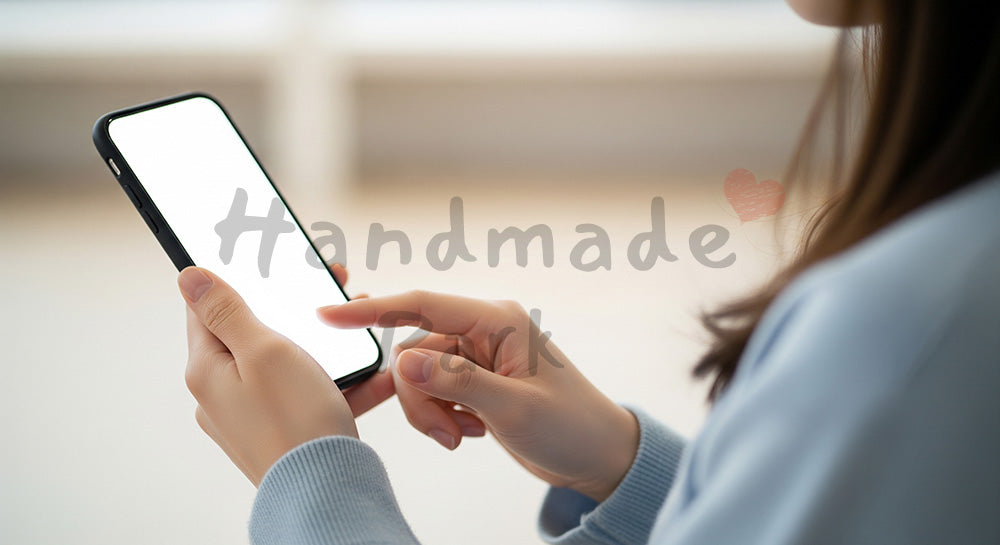 フリー素材 無料 写真|20代日本人女性の手元 片手スマホ入力 無地画面|商品ページの挿し絵に便利な余白背景