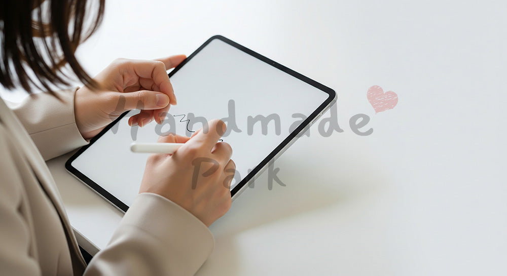 フリー素材 無料 写真|20代日本人女性の手元 タブレット書き込み スタイラス|商品ページの挿し絵に便利な余白背景