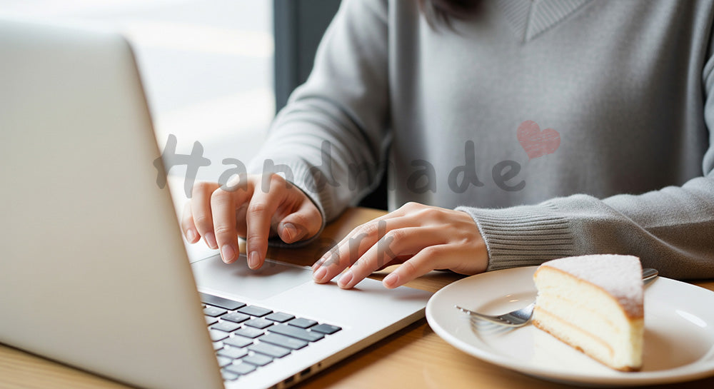 フリー素材 無料 写真|20代日本人女性の手元 カフェでタッチパッド操作 淡いトーン|商品ページの挿し絵に便利な余白背景