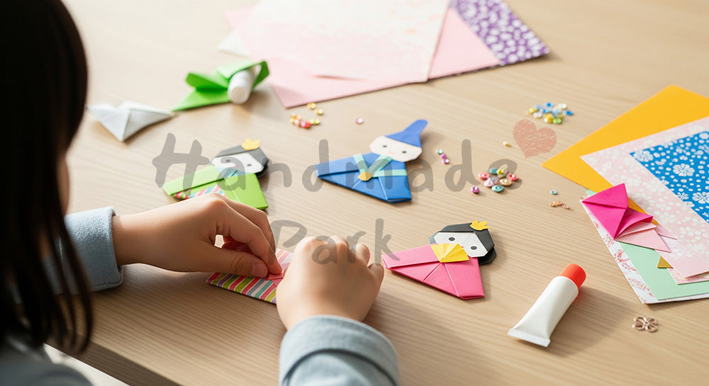 フリー素材 無料 写真|保育園工作 紙雛を作る日本人の手元 余白|余白たっぷりで見出しが入れやすい