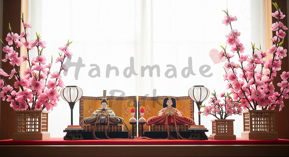 フリー素材 無料 写真|窓辺のひな飾りと中央余白 春のアイキャッチ画像|余白たっぷりで見出しが入れやすい