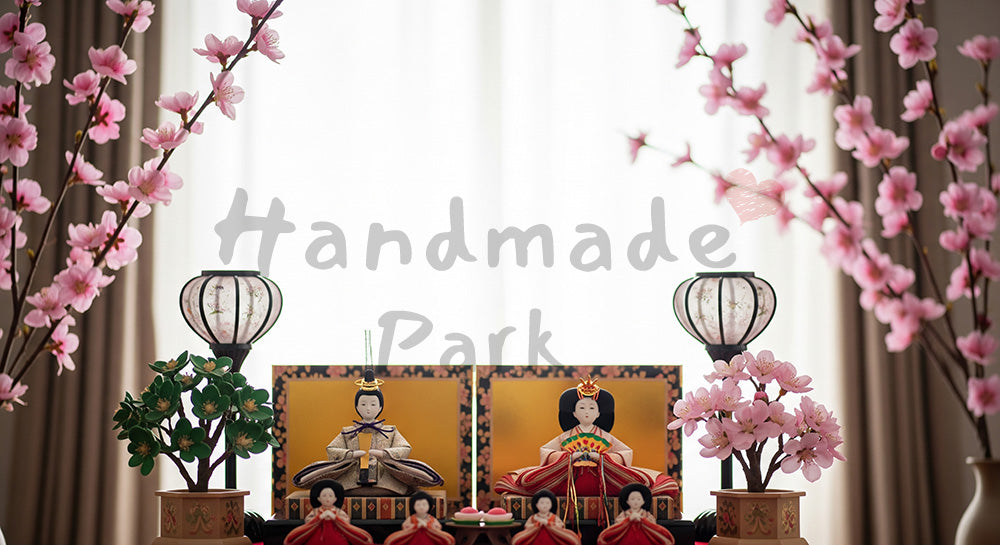 フリー素材 無料 写真|窓辺のひな飾りと中央余白 春のアイキャッチ画像|テキストを載せやすい余白背景