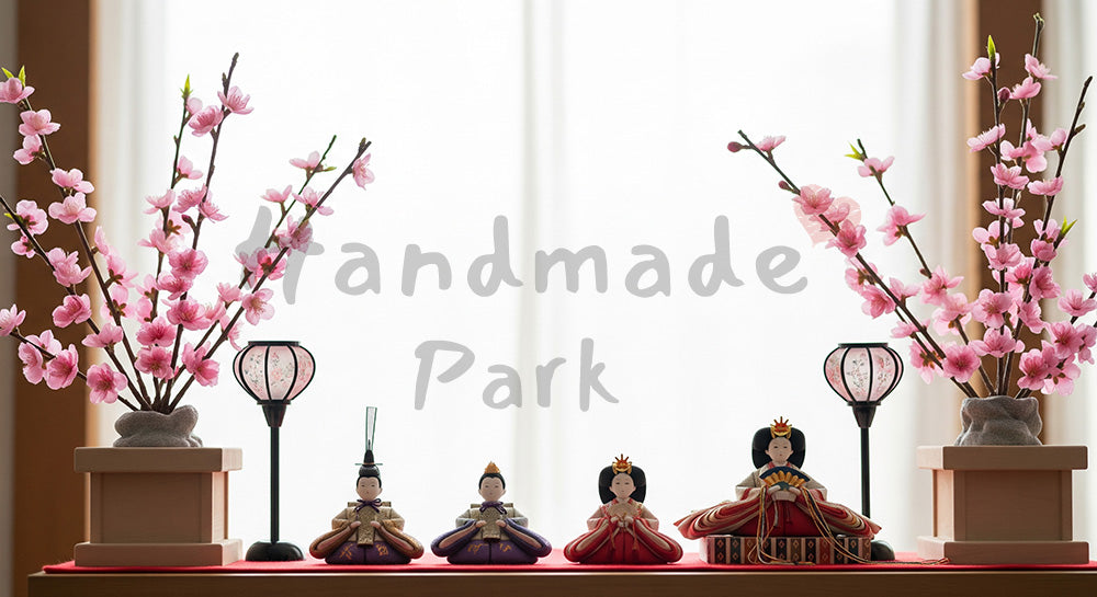 フリー素材 無料 写真|窓辺のひな飾りと中央余白 春のアイキャッチ画像|余白付きで告知に使いやすい