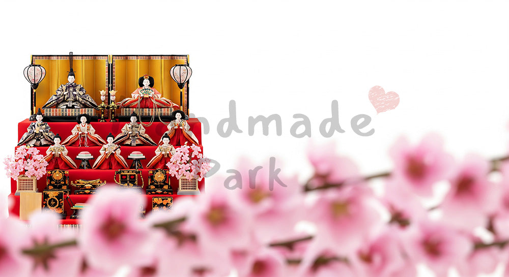 フリー素材 無料 写真|前ボケ桃の花とひな段飾り 上部余白|余白付きで告知に使いやすい