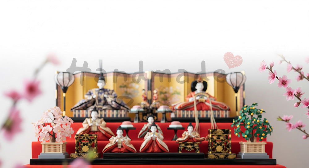 フリー素材 無料 写真|前ボケ桃の花とひな段飾り 上部余白|文字入れしやすい余白あり