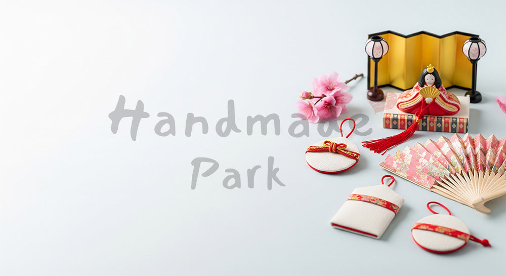 フリー素材 無料 写真|和小物と桃の花の春背景 左余白でアイキャッチ画像|余白付きで告知に使いやすい