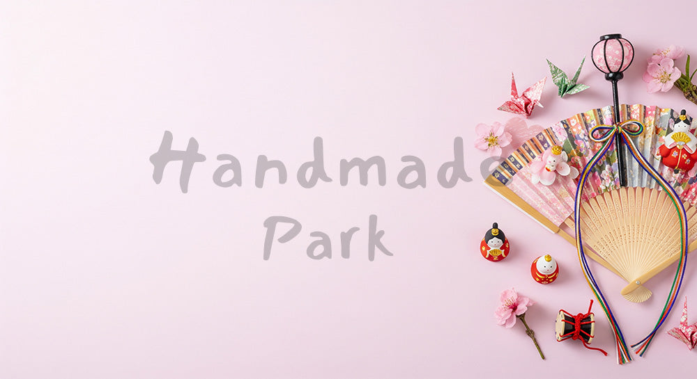 フリー素材 無料 写真|和小物と桃の花の春背景 左余白でアイキャッチ画像|テキストを載せやすい余白背景