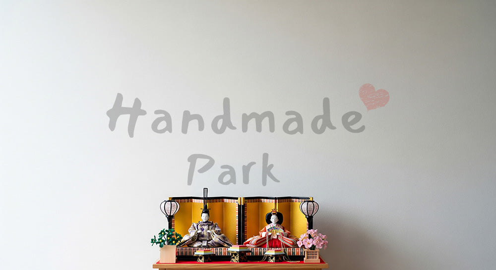 フリー素材 無料 写真|中央下に親王飾り 上部余白のシンプルお知らせ用素材|文字入れしやすい余白あり